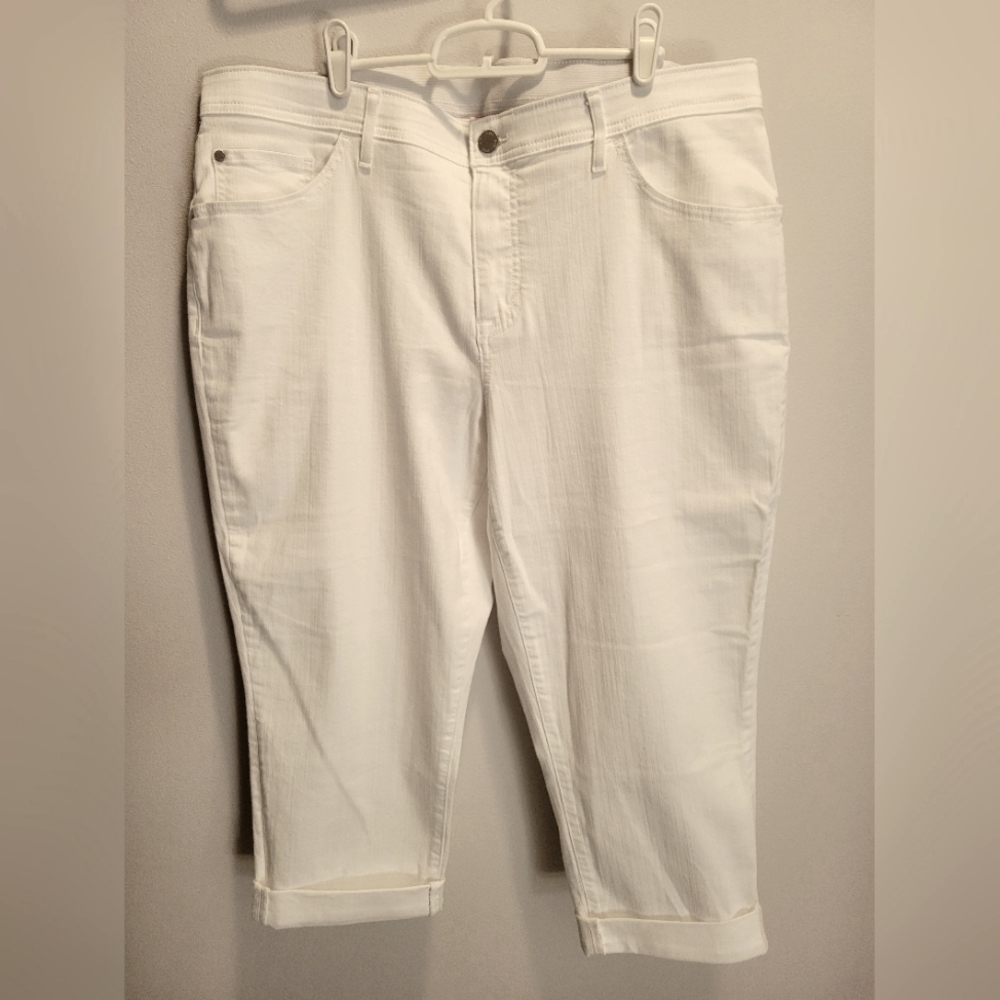 EVRI Jean capri with elastic waist